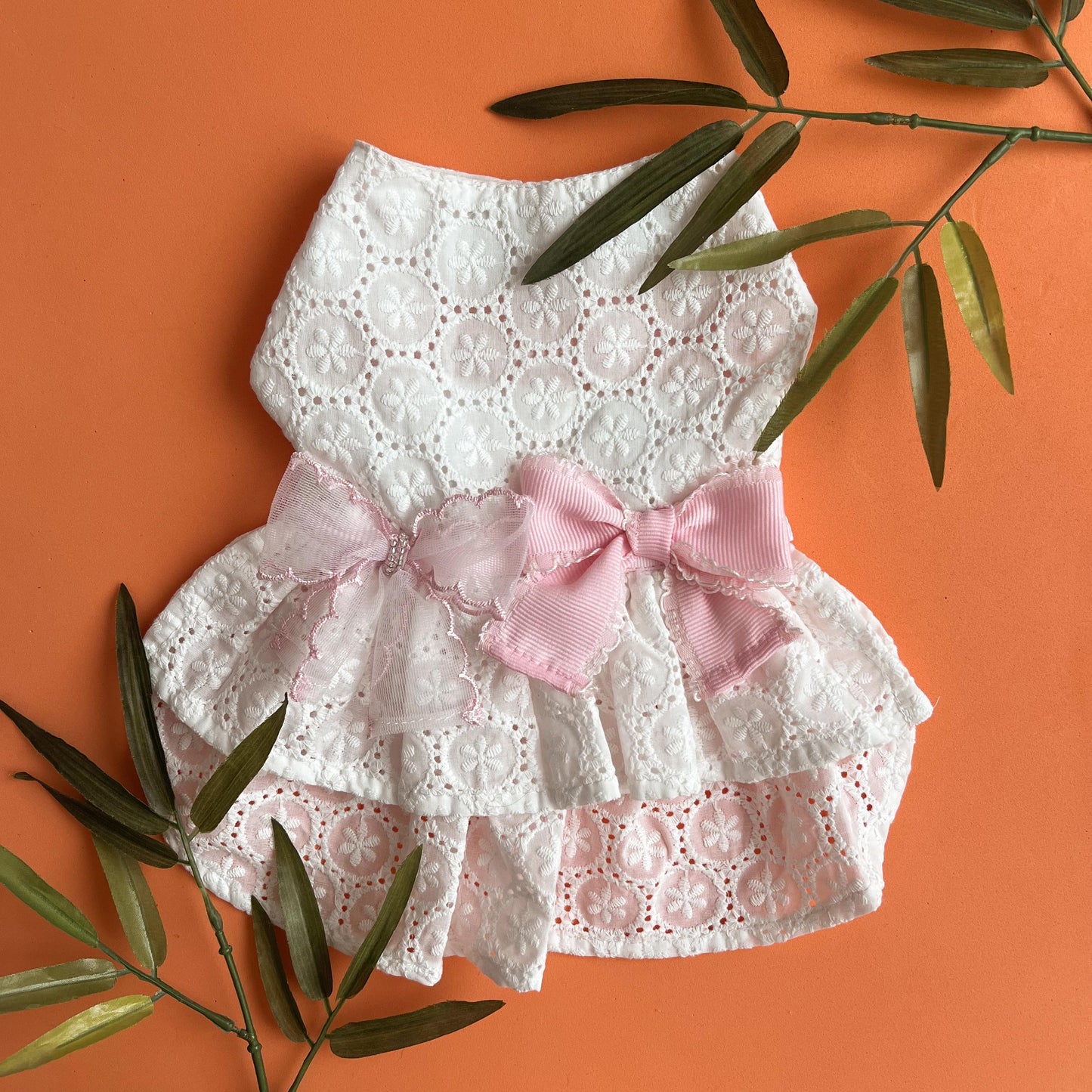 VESTIDO DE BRODERIE BLANCO CON ROSA