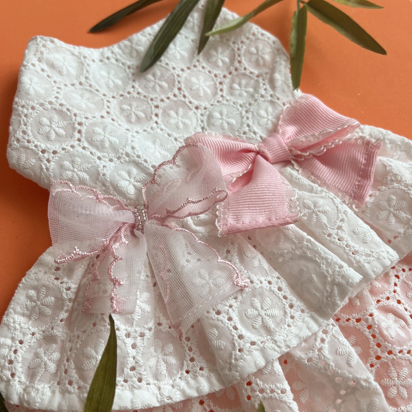 VESTIDO DE BRODERIE BLANCO CON ROSA