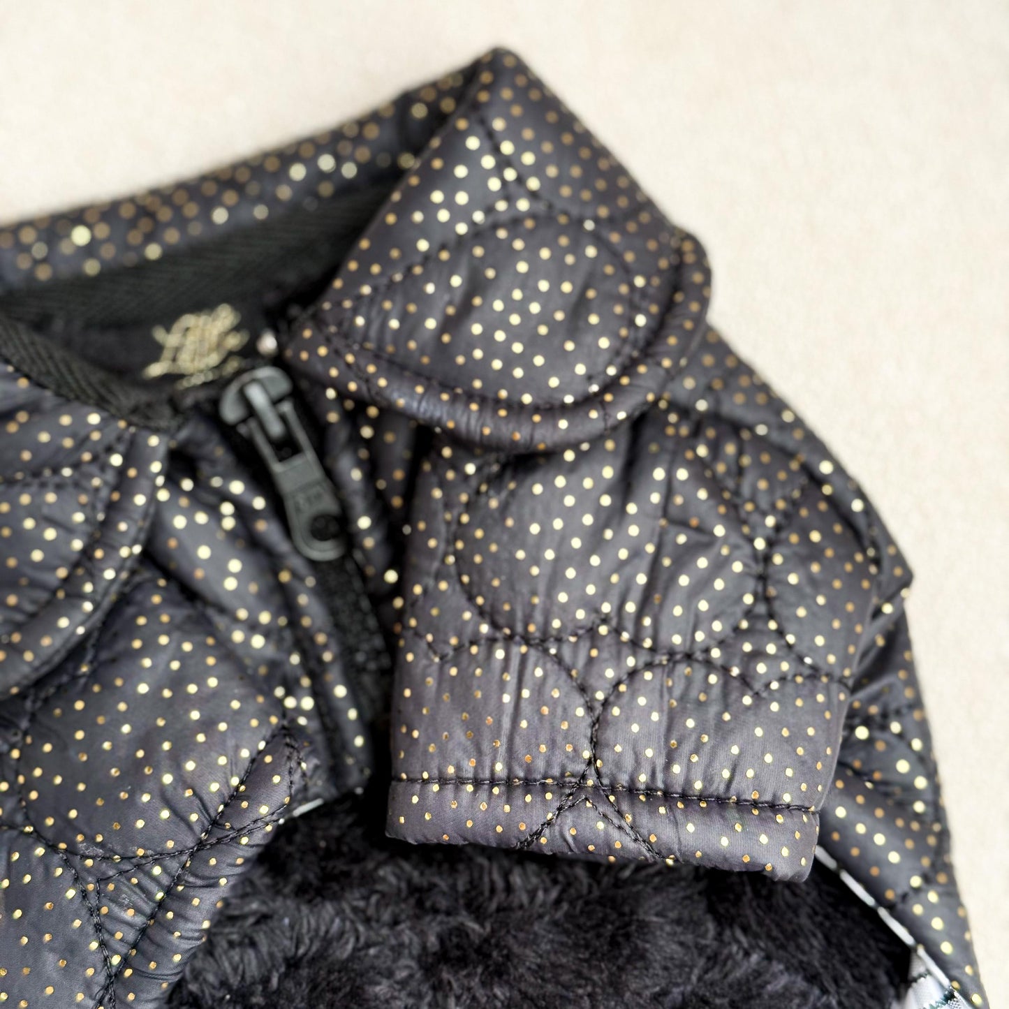 PARKA NEGRA CON DORADO
