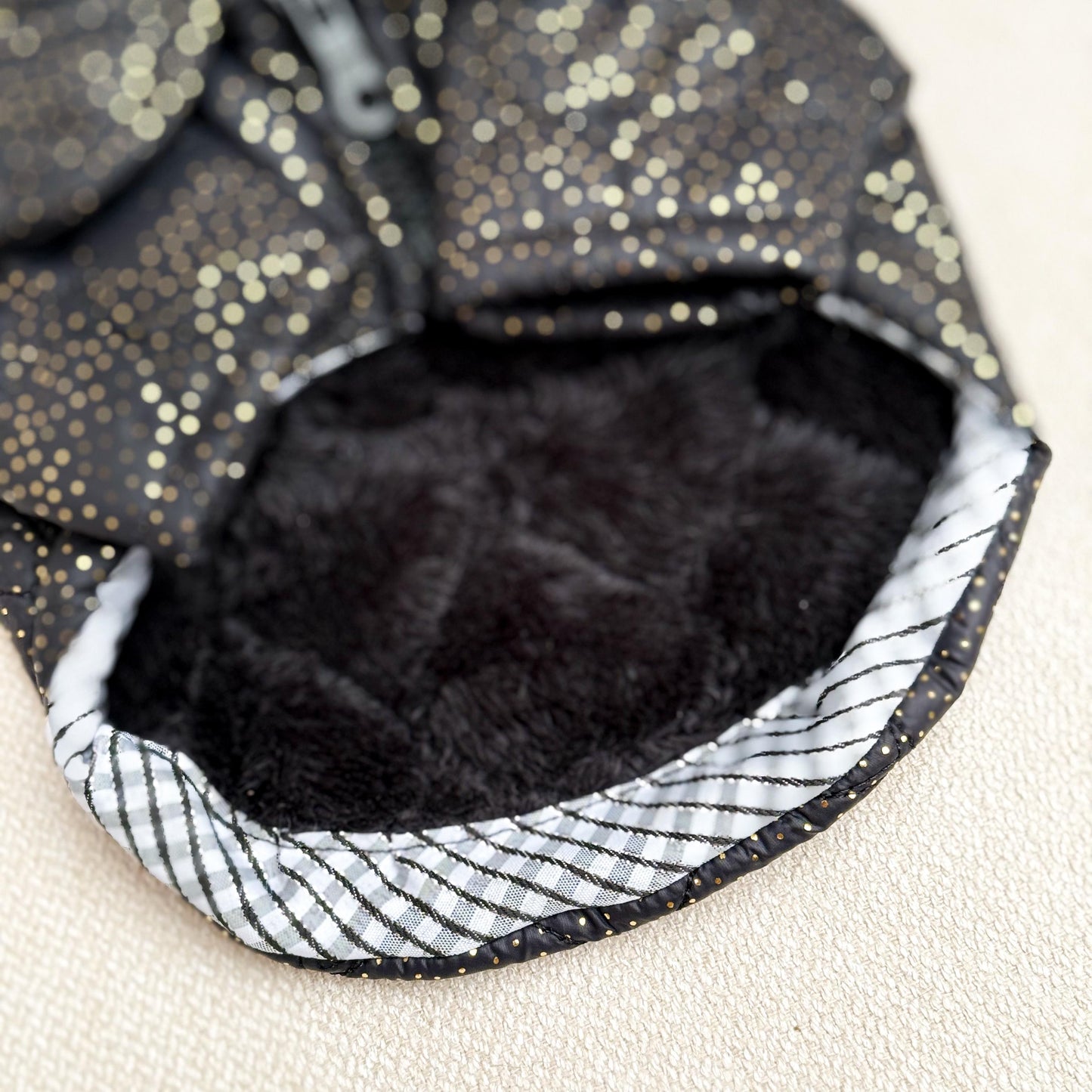PARKA NEGRA CON DORADO